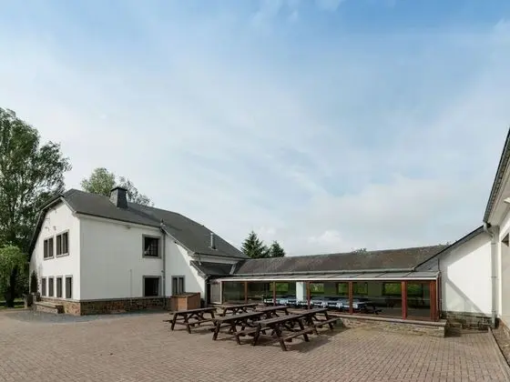 The Architecture of a Re-examined School
