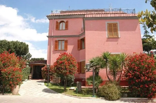 Arco Di Travertino