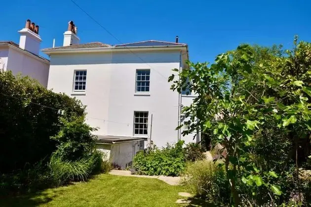 Arden Villa Sleeps 8 Moments From the Golden Sandy Beach of Ryde