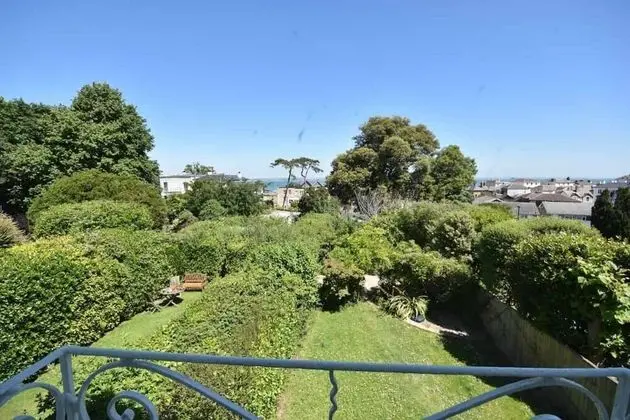 Arden Villa Sleeps 8 Moments From the Golden Sandy Beach of Ryde