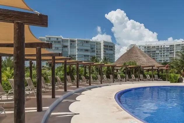 ARENA Stunning 2 BDR Beachfront- Designer Vibes