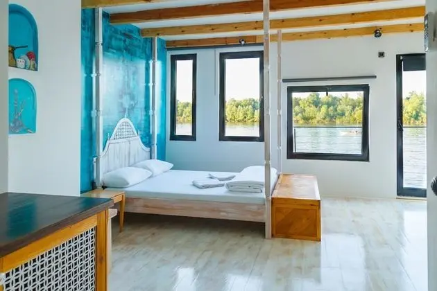 ArkaBarka Floating Hostel and Apartments - Oda