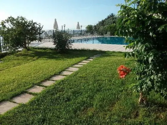Aronis Apartments - Havuz