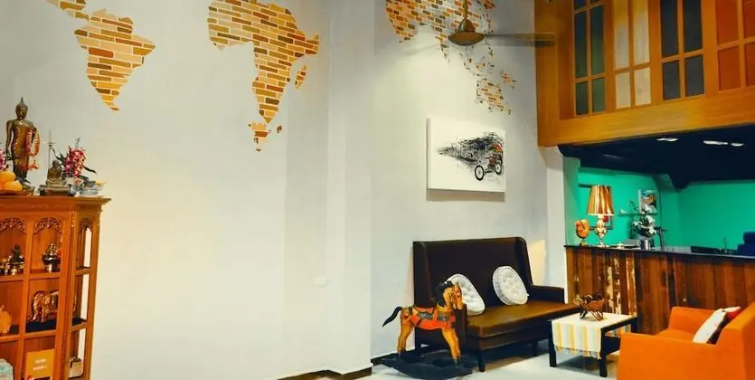 Around The World B&B - Lobi