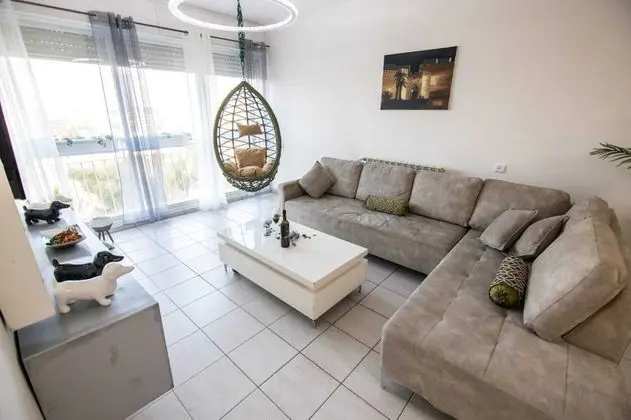 Art Apartment Near Mamila best Location 1 - Öne Çıkan Resim