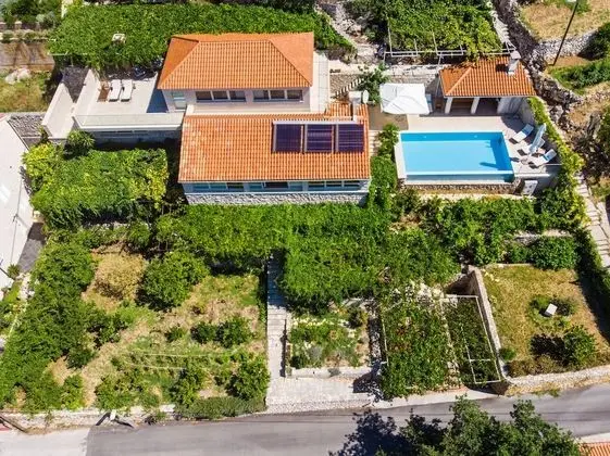 Villa Art Gallery - Six Bedroom Villa with Terrace and Swimming Pool