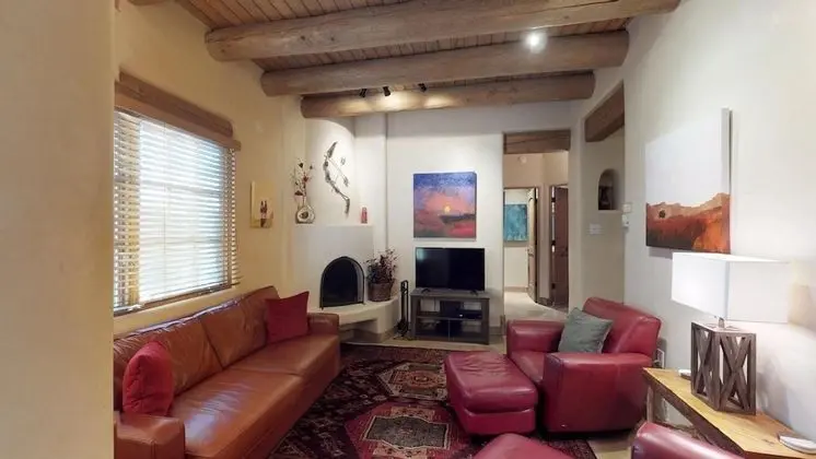 Art Haven - Stylish Southwestern Comfort, Walk to The Plaza - Oda Düzeni