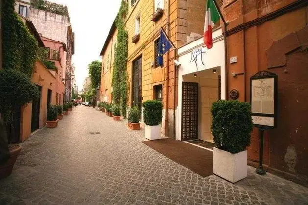 Art by the Spanish Steps