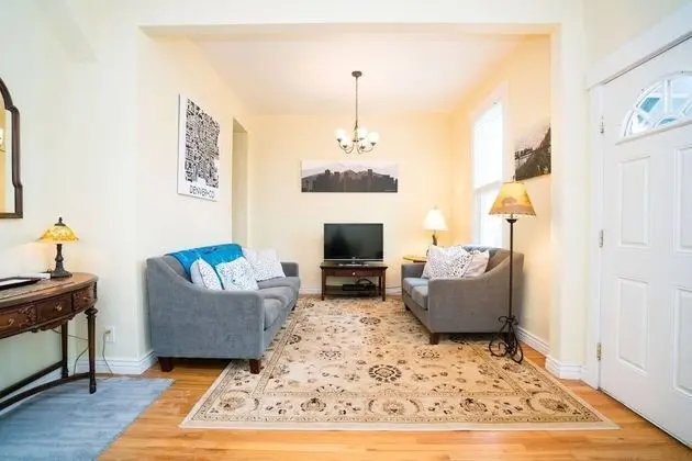 Artisan Victorian Spacious Backyard Great Location