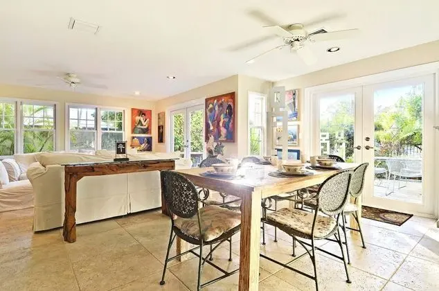 Artist Garden by Avantstay Great Location w/ Balcony, Outdoor Dining, Shared Pool & Bbq! Week Long Stays