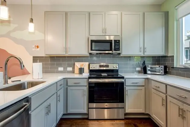 Artistic Modern 2BR 1.5BA Near Downtown ~ Balcony w/ City View - Mutfak