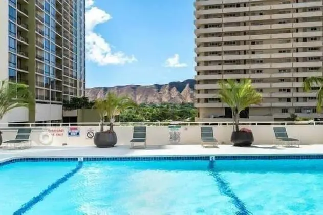 Artsy 32nd Floor Condo With Modern Furnishings & Gorgeous Ocean Views by Redawning - Havuz