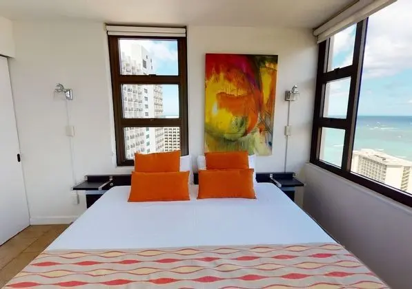 Artsy 32nd Floor Condo With Modern Furnishings & Gorgeous Ocean Views by Redawning - Oda