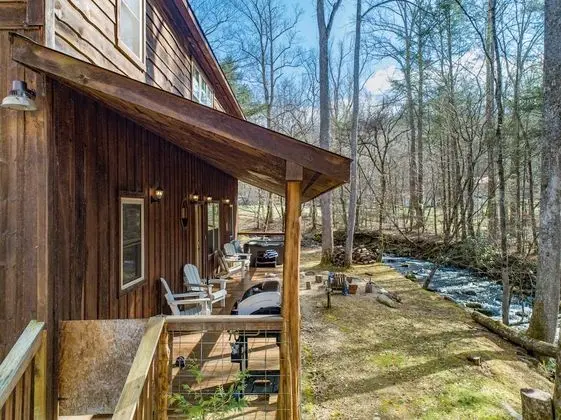 Ashberry by Avantstay Large Cabin Surrounded in Pine Tree w/ River Views & Game Room