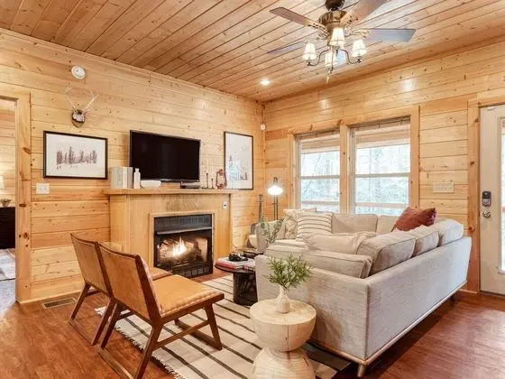 Ashberry by Avantstay Large Cabin Surrounded in Pine Tree w/ River Views & Game Room - İç Mekan