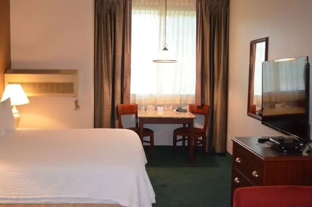 The Ashley Inn & Suites