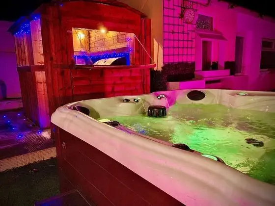 Ashton HOT TUB House by Jett Accommodation - Öne Çıkan Resim