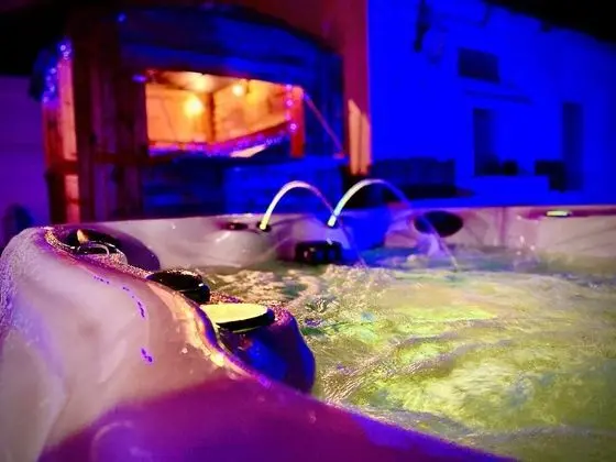 Ashton HOT TUB House by Jett Accommodation - Spa