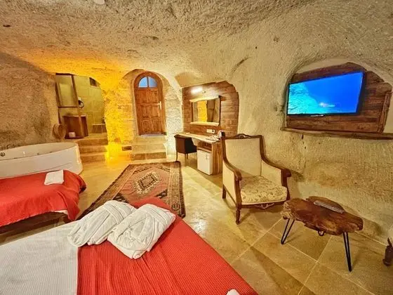 Asma Alti Cave Suits