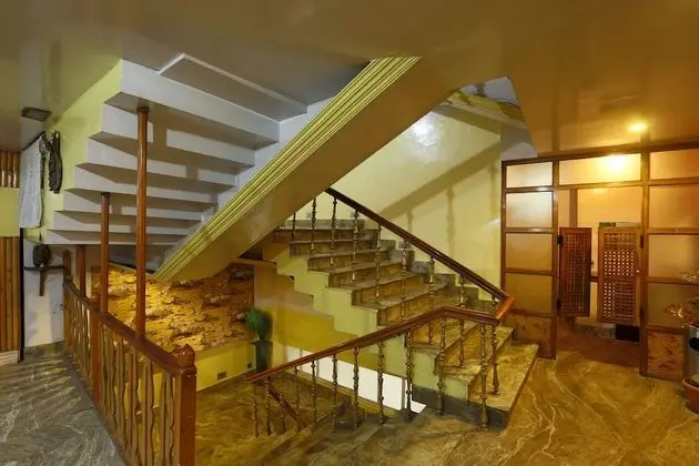Hotel Assembly - Lobi