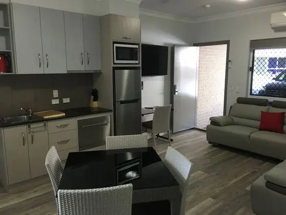ATHENA MOTEL APARTMENTS