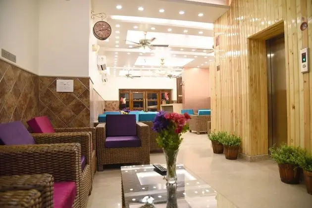 Atlanta at New Delhi Train Station