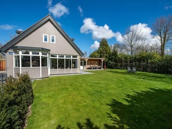 Atmospheric Detached new 10-person Villa in a Holiday Park