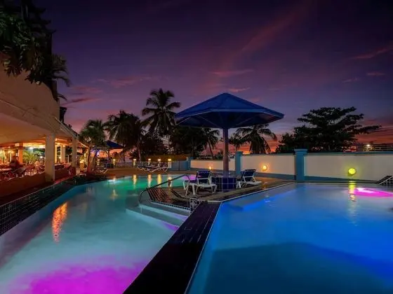 Atrium Beach Resort and Spa St Maarten a Ramada by Wyndham - Havuz