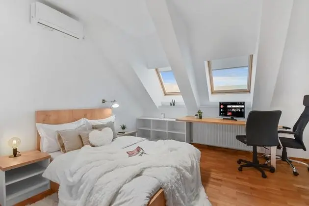 Attic Studio near Carol Park - Oda