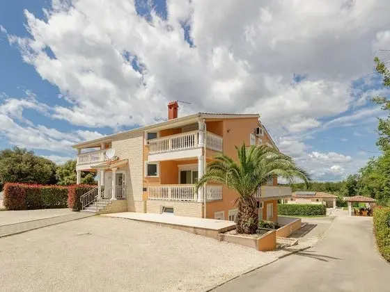 Attractive Apartment in Banjole near Fratarski Otok Island