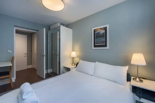 Attractive Apartment With Private Patio in Fashionable Fulham by Underthedoormat