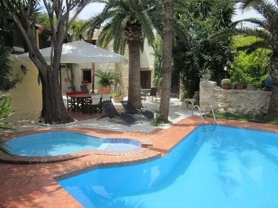 Attractive Greek House with Private Pool near Sea & City Center - Dış Mekan