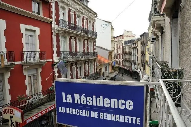 Au Berceau De Bernadette
