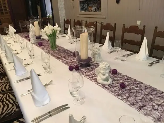 Au Cheval Blanc Hôtel et Restaurant - Yerinde Yemek