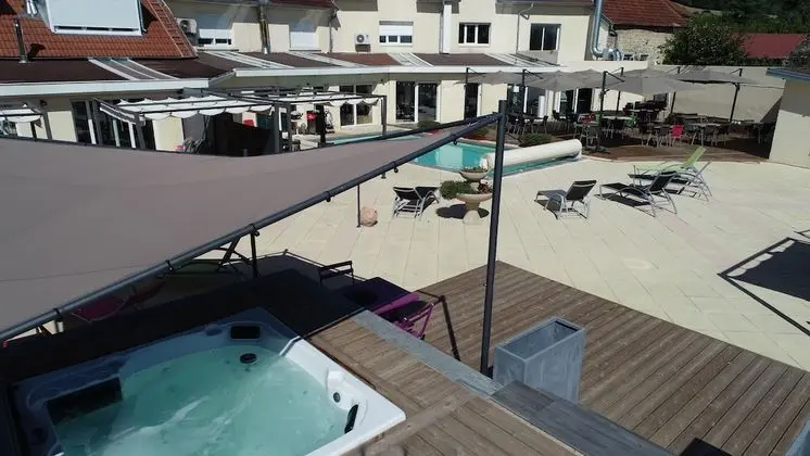 Au Pied de la Roche - 1