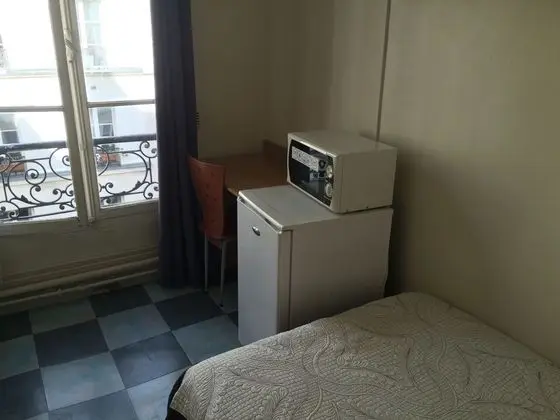 Au Royal Mad Hotel - Genel