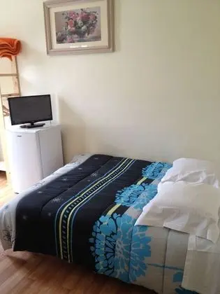 Au Royal Mad Hotel - Öne Çıkan Resim