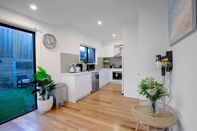 AUJOY 3 Bed Townhouse Burwood 3 - Mutfak