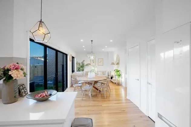 AUJOY 4 Bed Townhouse Burwood 2 - Mutfak