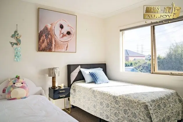 AUJOY 4 Bed Townhouse Glen Waverley - Oda