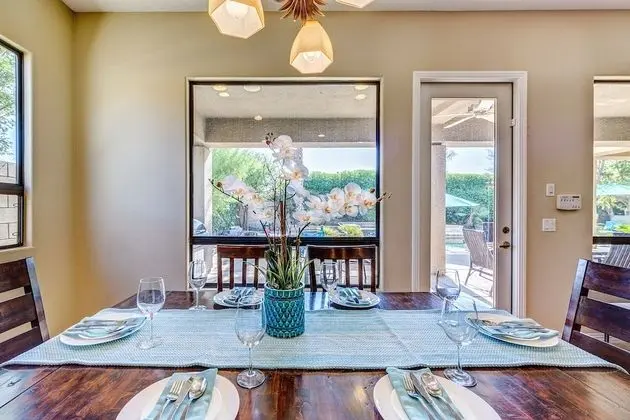 Aurora by Avantstay Stylish Spacious Oasis w/ Pool, Spa & BBQ - İç Mekan