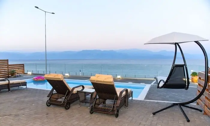 Aurora Luxury Retreat - Beachfront & Private Pool - Havuz