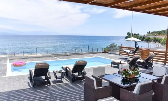 Aurora Luxury Retreat - Beachfront & Private Pool - Plaj