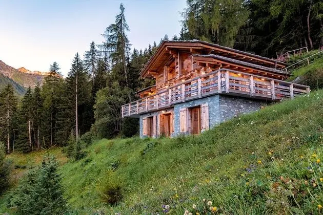 Authentic Swiss Spa Chalet Hot Tub & Sauna