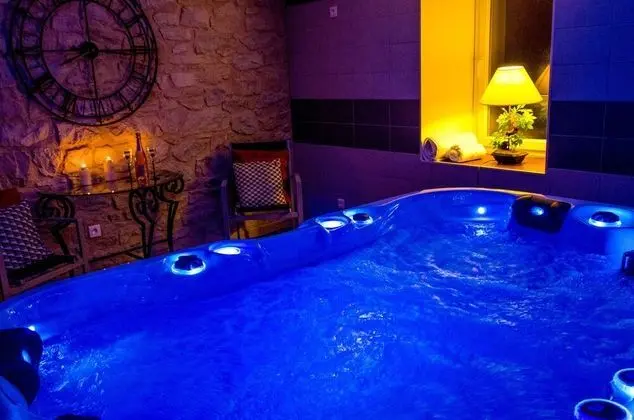 Hotel Aux Berges de l'Aveyron - Havuz