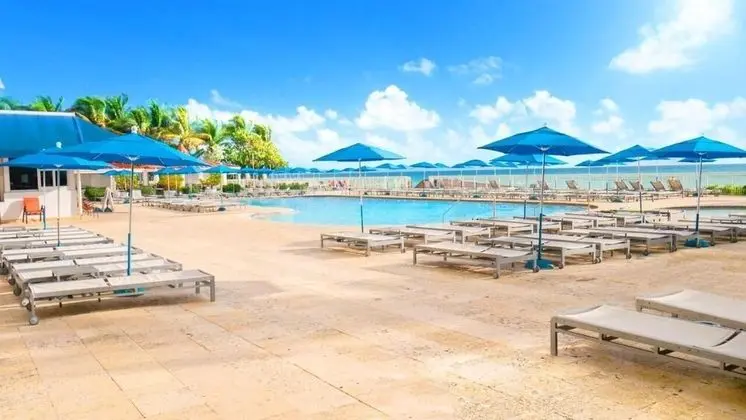 Aventura BeachFront Hotel Condos - Havuz