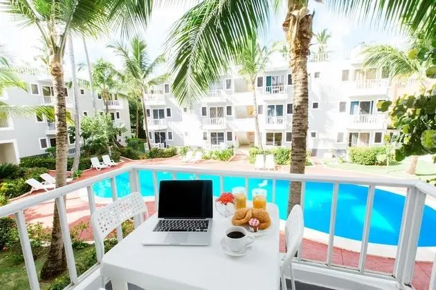 AVENTURA STUDIOS - POOL and BEACH CLUB