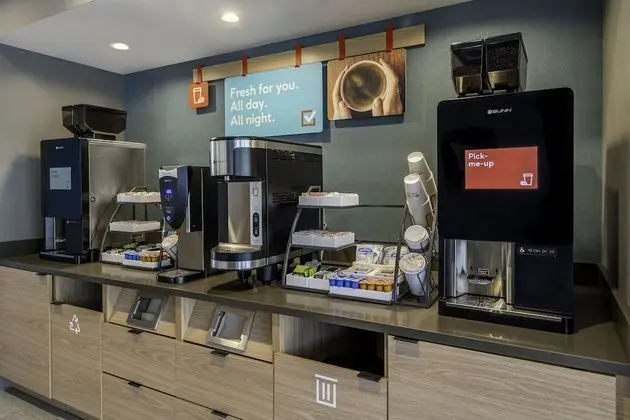 Avid Hotels Milwaukee West Waukesha, an IHG Hotel - Yerinde Yemek
