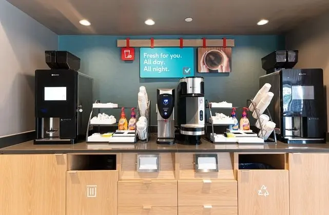 Avid Hotels Summerville, an IHG Hotel - Yerinde Yemek