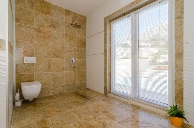 Villa Avoca - Four Bedroom Apartment With Two Balconies and Swimming Pool ID Direct Booker 2124